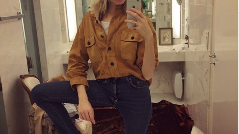 В профила може да се види безкрайна върволица от селфита в невероятни интериори. Внушението? Перминова живее като принцеса. "Love my topgun 80s look, chloe shirt" пише моделът