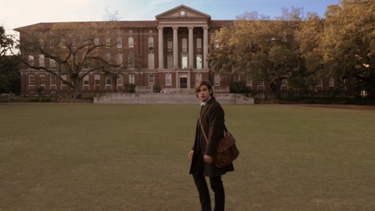 Колежът за магьосници "Брейкбилс", "Магьосниците" от Лев Гросман
Съвсем паралелно с нашия свят съществува и една друга реалност, в която магията съществува. И не само съществува, но и се изучава. А това не е лесна работа. В колежа за магьосници "Брейкбилс" се влиза трудно - на изпита (покана за който получаваш специално) човек трябва да покаже истинска дарба за магията, иначе ще бъде изхвърлен, а спомените му ще бъдат изтрити. Веднъж обаче влезли вътре, студентите се изправят със суровата реалност - мъчителни упражнения, заклинания на старохоландски и келтски, тежки предизвикателства, пътешествия по въздух до Южния полюс... Разбира се, има и много купони, ако са ви по вкуса. Училището е разделено на 6 дома - "Физиците", "Естествениците", "Илюзионистите", "Лечителите", "Учените" и "Псхиците". "Брейкбилс" определено е по-приятно място от повечето други училища за магия, изброени досега, но вероятността да ви убият, докато сте там с някой от главните герои от романите на Лев Гросман, далеч не е малка.