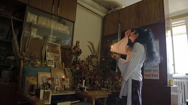 Пред олтара.