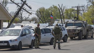 264 украински военни са евакуирани от завода Азовстал в Мариупол