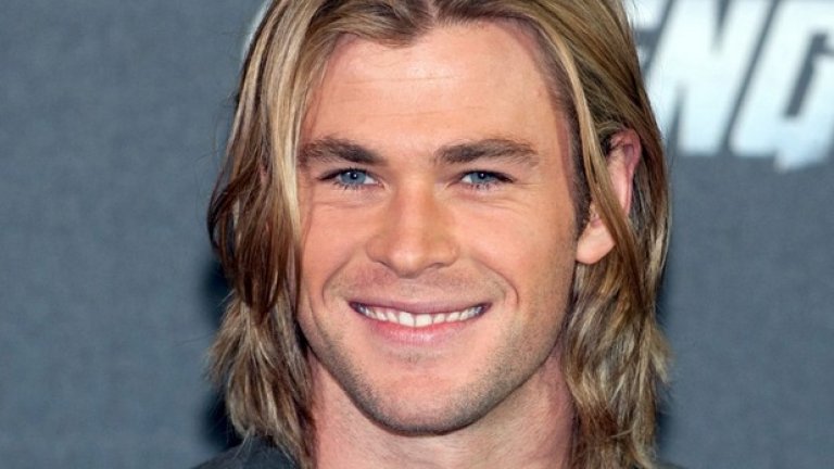 Крис Хемсуърт е новият Брад Пит и подобно на него на младини, и той е минал през периода на дългата коса