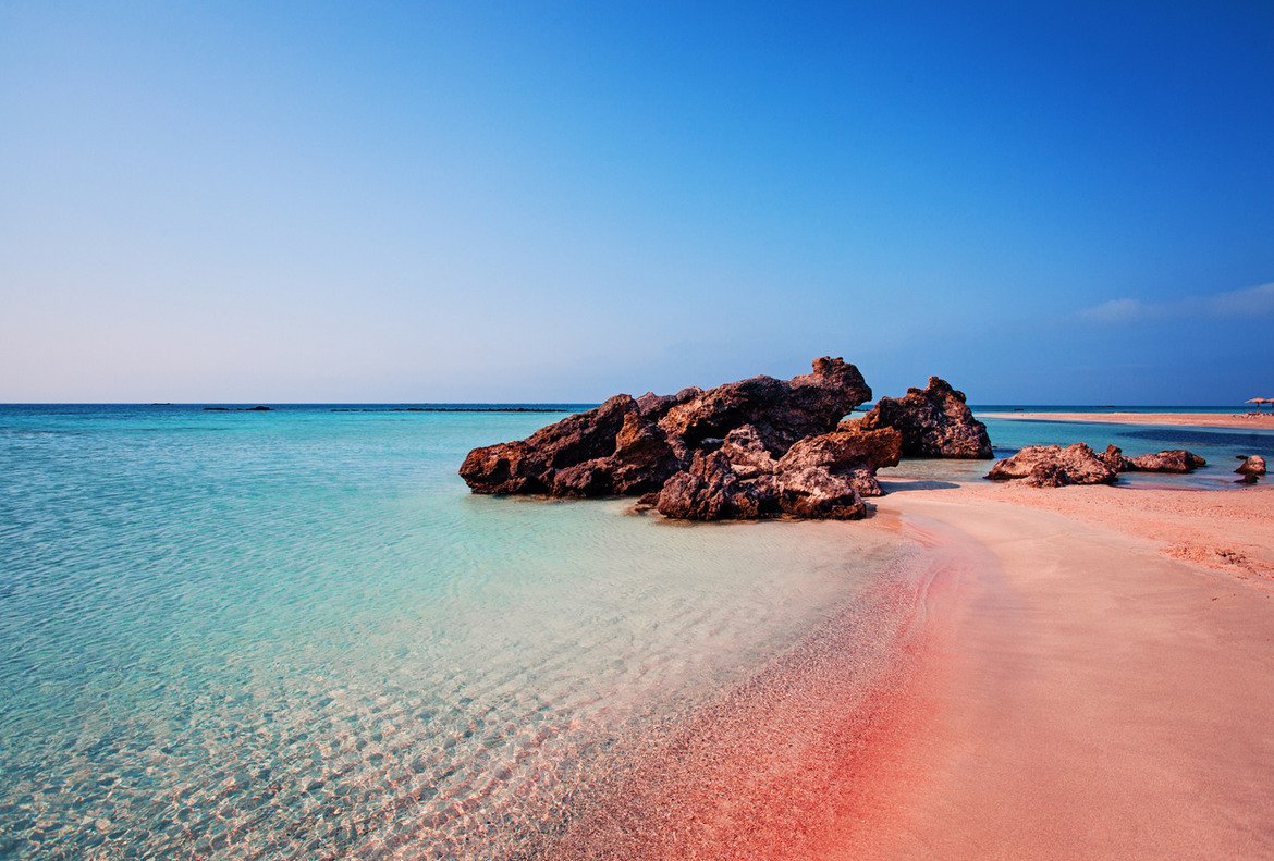  Плажът Елафониси, Крит, Гърция 

Това, което е наистина забележително в Елафониси, е неговият пясък, който при подходящата светлина дава по-светли или по-ярки розови отенъци. Водата е плитка до коляното и през нея лесно може да се стигне до близкия скалист остров, който също се казва Елафониси. 

Плажът може и да изглежда като недостъпен оазис, но пътят до него всъщност е бърз и приятен. Добре е да знаете обаче, че Елафониси не предлага кой знае колко развлечения, така че ако сте любители на плажните ресторанти и барове, това може би не е вашето място.