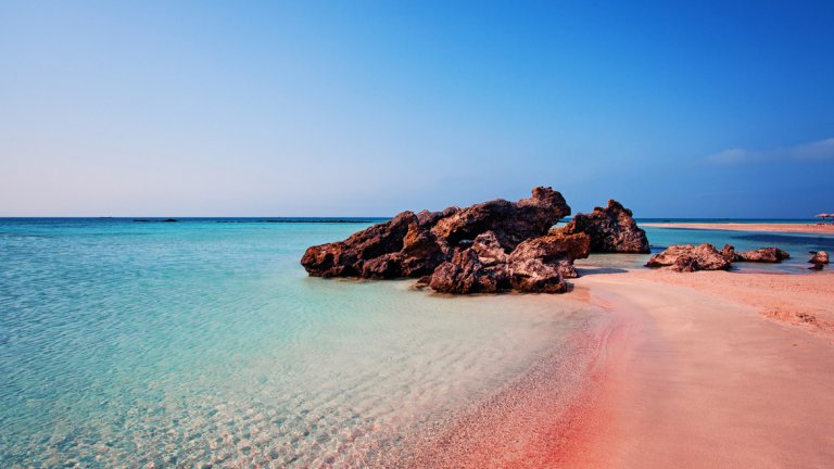 Плажът Елафониси, Крит, Гърция 

Това, което е наистина забележително в Елафониси, е неговият пясък, който при подходящата светлина дава по-светли или по-ярки розови отенъци. Водата е плитка до коляното и през нея лесно може да се стигне до близкия скалист остров, който също се казва Елафониси. 

Плажът може и да изглежда като недостъпен оазис, но пътят до него всъщност е бърз и приятен. Добре е да знаете обаче, че Елафониси не предлага кой знае колко развлечения, така че ако сте любители на плажните ресторанти и барове, това може би не е вашето място.