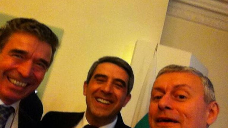 Бившият министър Соломон Паси направи селфи с Плевнелиев и Расмусен