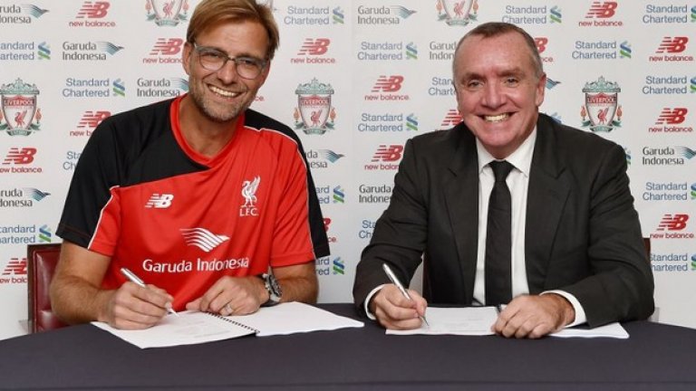 Юрген Клоп и изпълнителният директор Йън Ейре подписват договора на новия мениджър с Ливърпул.
