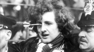 Фенът на Юнайтед, който напусна "Анфийлд" със забита в носа стреличка за дартс