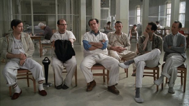 "Полет над кукувиче гнездо" / One Flew Over the Cuckoo's Nest (1975)

Джак Никълсън е във върховна форма в ролята си престъпник, принудително вкаран в психиатрична клиника. Там той разбива "нормалния" ред на нещата, контролиран от зловещата сестра Ратчед, и прави опит за бягство заедно с братята си по съдба. "Полетът" получава пет награди "Оскар" - включително за най-добър филм, както и за най-добра мъжка и женска роля. 