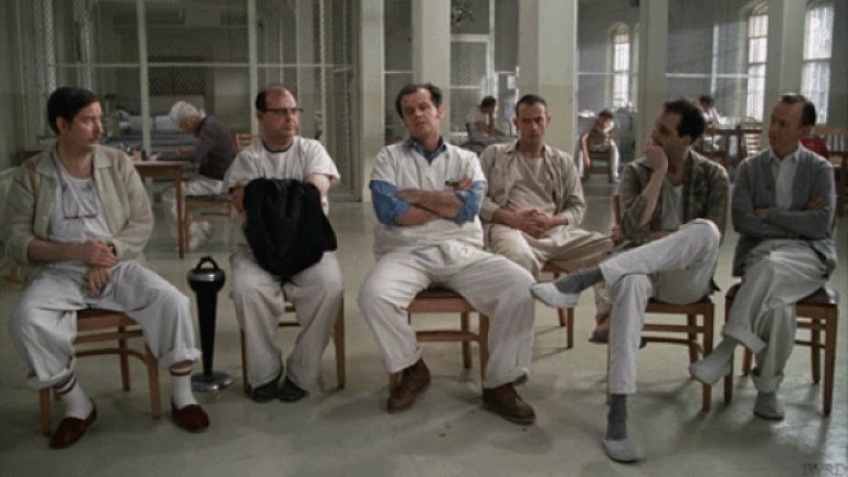"Полет над кукувиче гнездо" / One Flew Over the Cuckoo's Nest (1975)
Джак Никълсън е във върховна форма в ролята си престъпник, принудително вкаран в психиатрична клиника. Там той разбива "нормалния" ред на нещата, контролиран от зловещата сестра Ратчед, и прави опит за бягство заедно с братята си по съдба. "Полетът" получава пет награди "Оскар" - включително за най-добър филм, както и за най-добра мъжка и женска роля.