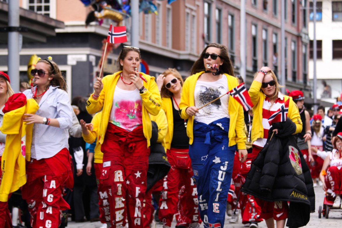 Норвежките не се вълнуват от скъпи рокли, прически, солариуми, пробни гримове, семейни сбирки и ескортиране с бял мерцедес до ресторанта