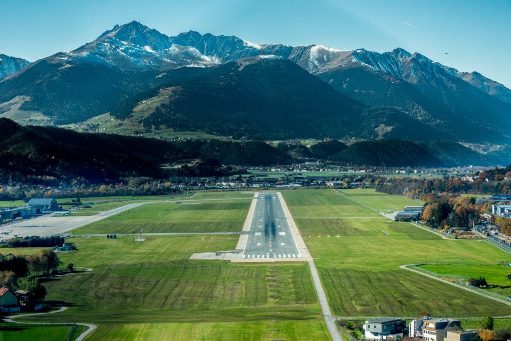 Инсбрук, Австрия
Сгушена в планините, столицата на Тирол е топ дестинация за ски. Пристигането със самолет предлага великолепни гледки, но пилотите не могат да им се насладят. Те трябва да минат край връх, висок 2400 метра, и да се справят с резките пориви на вятъра от планините.