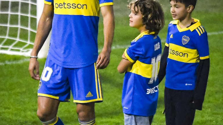 Красивата игра: Кавани с екипа на Бока Хуниорс и 10-ката на Марадона