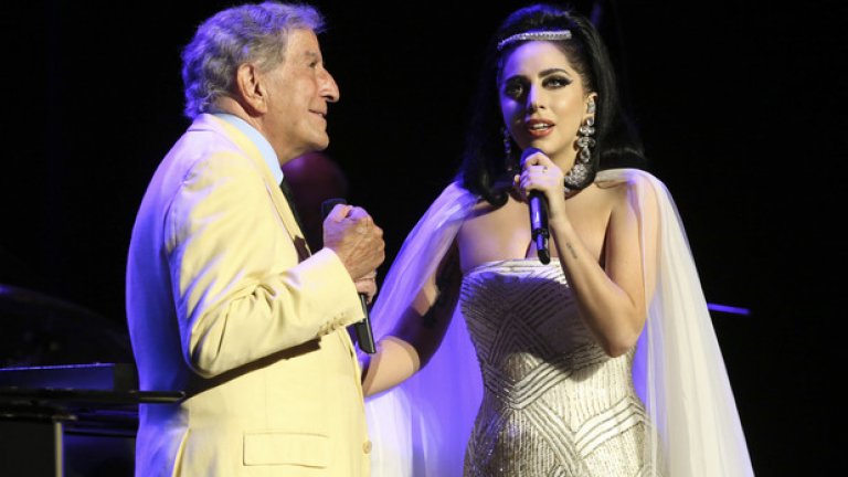 След излизането на Cheek to Cheek на Лейди Гага и Тони Бенет миналия септември, Гага ретуитваше всяка положителна рецензия, определяйки всеки журналист като "познавач на качествената музика".