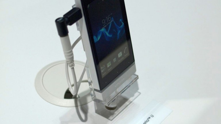 Sony Xperia™ U - бялата версия с бялото капаче на долния край.