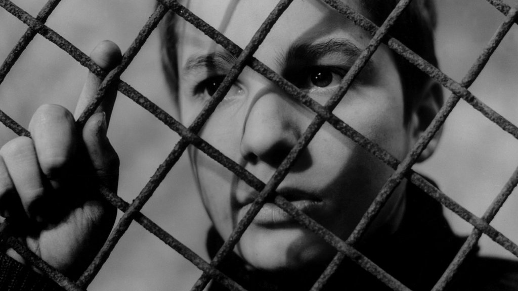 Франсоа Трюфо, \"400-те удара\"
Друг знаков филм за историята на киното и смятан за основоположник на т.нар. Nouvelle Vague (нова вълна). Това е дебютът на френският режисьор Франсоа Трюфо. Сюжетът е за нещастно дете, с проблемен характер, което живе