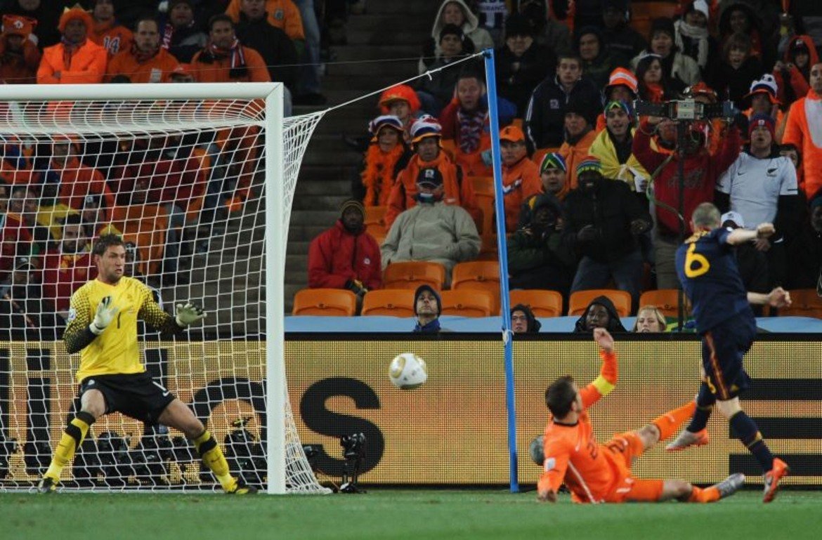 4. Световната титла
Иниеста си запази място сред легендите на футбола, помагайки на Испания да прекъсне 44-годишната си трофейна суша след триумф на Евро 2008. През 2009-а се поздрави с требъл с Барселона, а през 2010-а стана и световен шампион с Ла Фурия. Финалът с Холандия вървеше без гол до 116-ата минута, когато Иниеста се разписа победно.