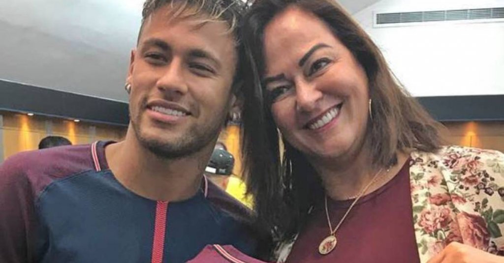 Надин със сина си при трансфера му в ПСЖ