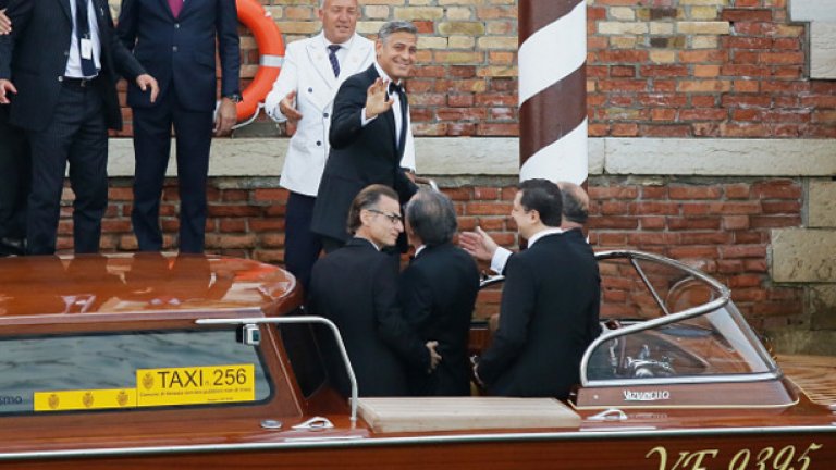 Джордж Клуни имаше възможност да маха дълго на папараците, защото две лодки го забавиха по пътя към хотела, с гледка към Канал Гранде