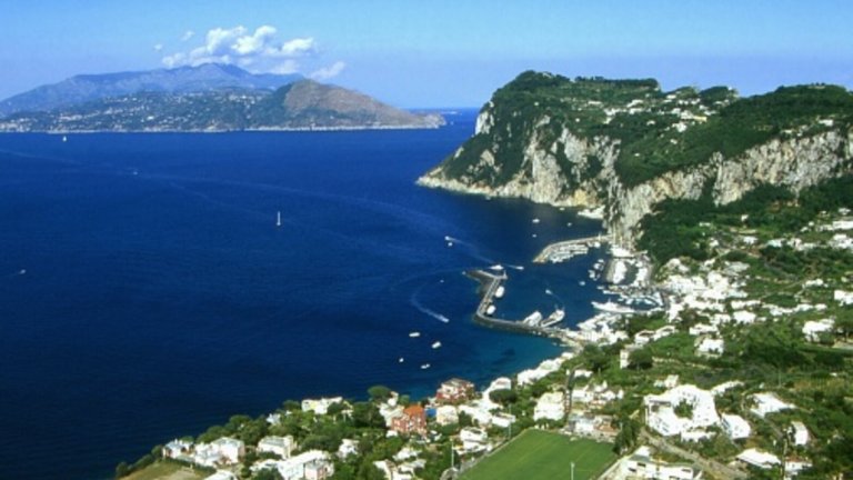 КаприКапри определено е един от най-известните острови. Островът на любовта и на безгрижието, който привлича звезди като Джорджо Армани, Наоми Кембъл и много други. Неслучайно Григор Димитров и Никол Шерцингер избраха това място за почивката си. Островът се намира близо до Неапол, там се стига само по море. С ферибот от Неапол или от Соренто. През лятото не е разрешено туристите да идват на острова с автомобили. Но така или иначе автомобили няма да ви трябват, а градският транспорт е добре уреден.От името на острова идва и наименованието на известната салата с моцарела и домати - капрезе. По традиция - на плаж на острова не се ходи преди 12 часа. След освежаване в хотела туристите се отдават на традиционния аперитив, а после на траториите - местните кръчми.