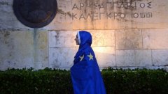 80 на сто от гърците под 35 години зачертаха опцията "OXI" в бюлетината на 5 юли - в абсолютен контраст с младите британски граждани, които в огромното си мнозинство поискаха оставане в ЕС
