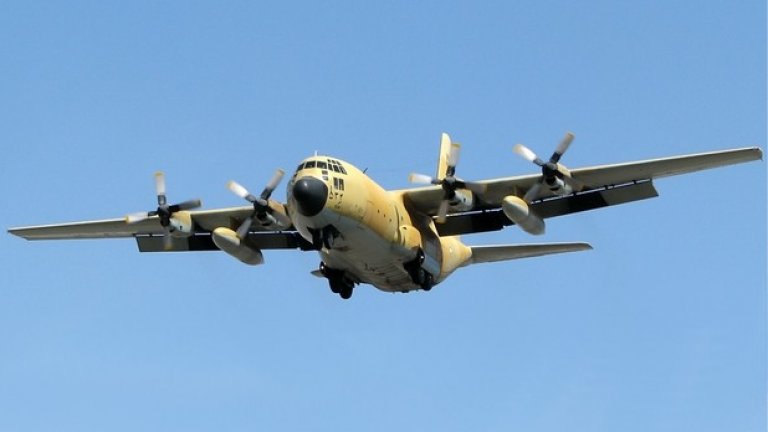C-130E в Иран - 128 загинали

На 6 декември 2005-та от Техеран излита военно-транспортен самолет C-130E Hercules.

Самолетът, който се числи към иранските ВВС, има 10-членен екипаж и превозва 84 човека, от които 68 са журналисит отиващи да отразяват голямо иранско военноморско учение.

Малко след излитането отказват два от четирите двигателя на самолета. Машината пада върху жилищен блок, в който по зла ирония на съдбата живеят офицери от иранските ВВС. Загиват всички на борда на самолета и още 34 човека на земята, а други над 90 са ранени.