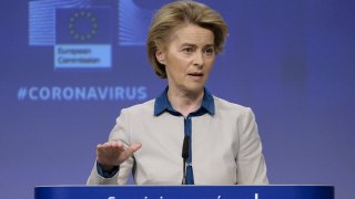 Това се случва в контекста на продължаващите спорове за забавени доставки