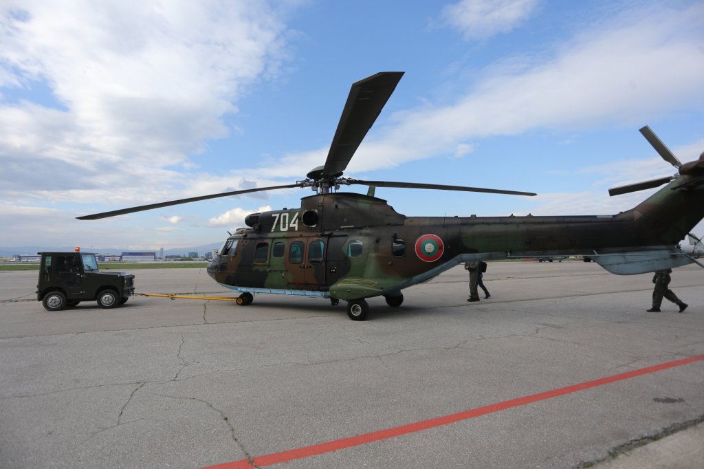 В кадри: Самолети и хеликоптери в небето над София по случай 6 май