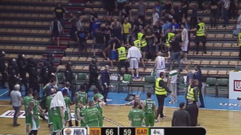 Наложи се полицията да изведе феновете на Левски Лукойл