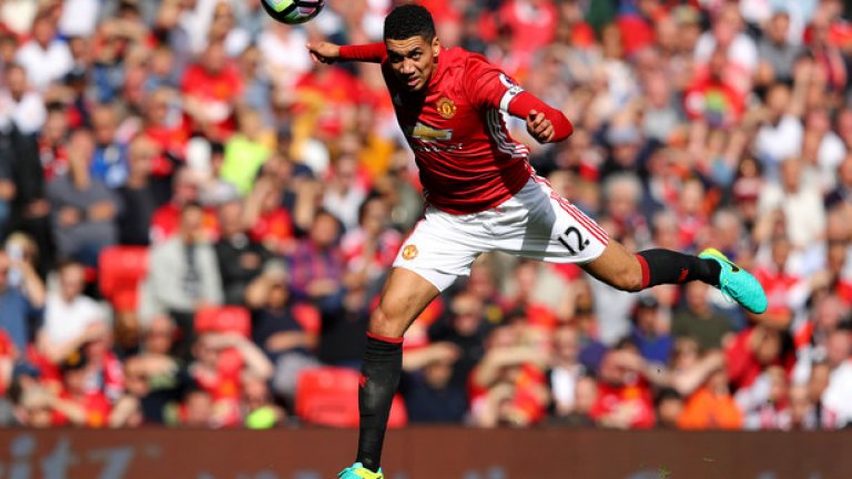 Централен защитник: Крис Смолинг, Манчестър Юнайтед
Двамата с Байи изглеждат като стабилна двойка централни бранители.