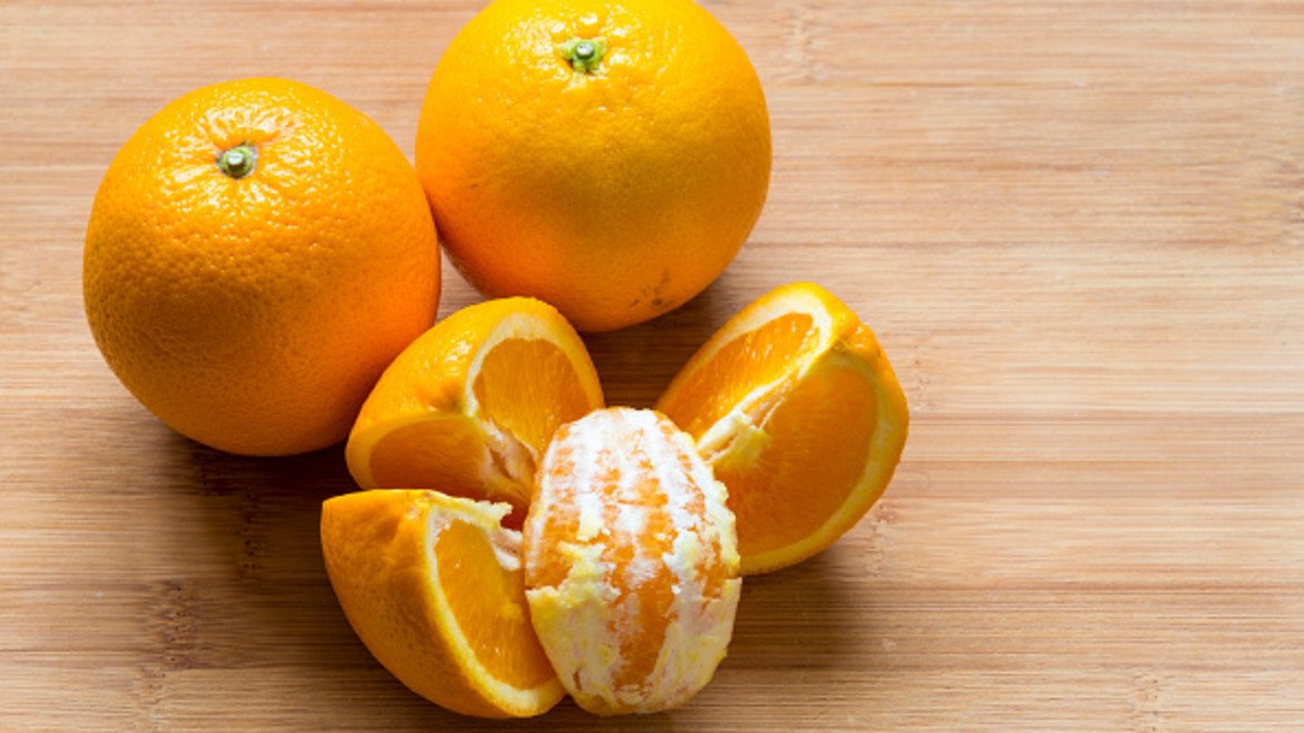 Портокали - 47 калории  / 100 гр.
Съдържат фитохимикали, които предпазват от рак, богати са на цитрусови лимоноиди, които доказано се борят с редица разновидности на рака. Чаша портокалов сок на ден би ви помогнал за предотвратяване на бъбречни заболявания и образуването на камъни. Портокалите са пълни с разтворими фибри, с което са изключително полезни при понижаване на холестерола.
Богати са и на витамин С и успешно се борят срещу вирусни инфекции. Съдържат и картиноиди, които се превръщат във витамин А и помагат за доброто здраве на очите и защитават зрението.