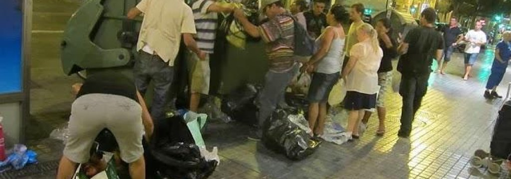 52f7c8f879938gentebuscandocomidaenlabasura