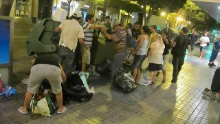 52f7c8f879938gentebuscandocomidaenlabasura