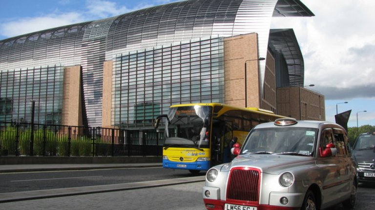 Малко хора знаят, че в Лондон освен двуетажни автобуси има и едноетажни. Но лондончани хич не ги обичат. Иначе и в 21 век лондонските таксита са си същите като преди 70 години. Те се движат с митично устойчиви дизелови двигатели, за които дори се говори, че са вечни