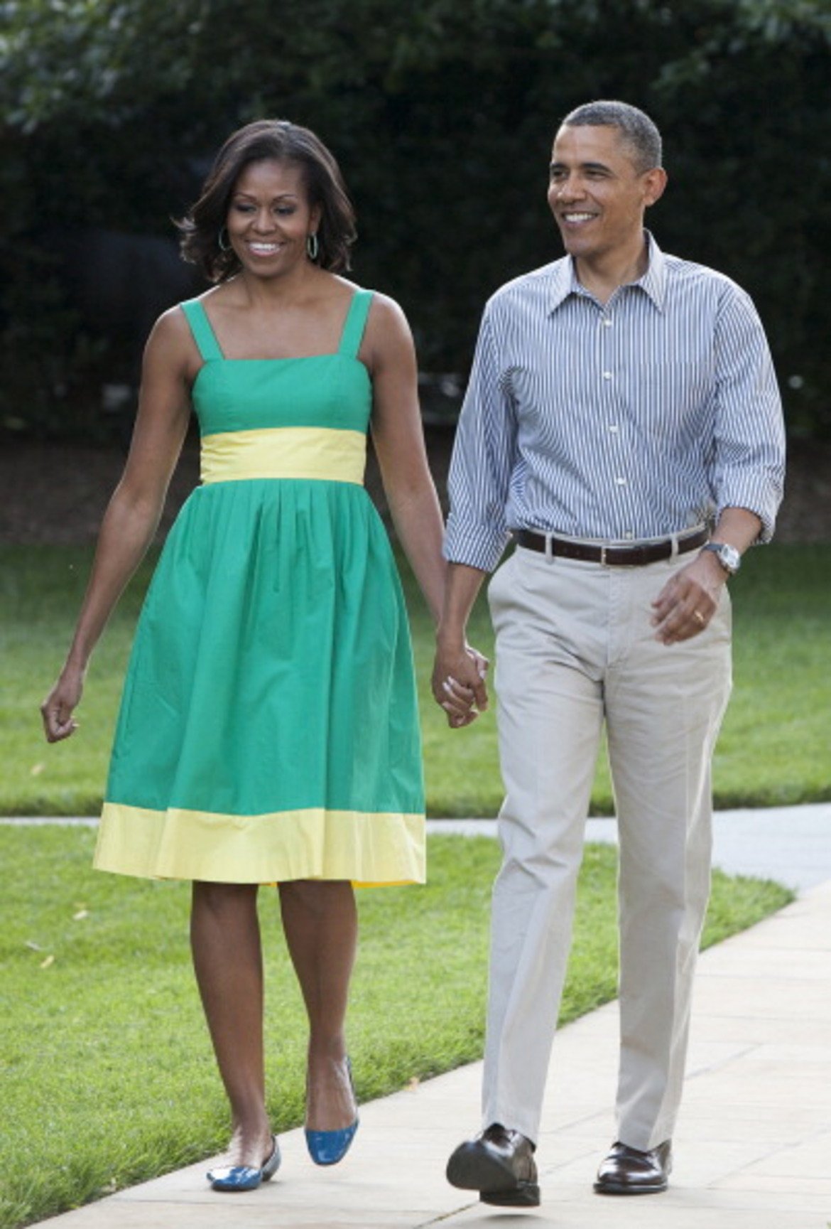 Барак и Мишел Обама на път към традиционния пикник с членовете на Конгреса пред Белия дом. В ежедневието си бившият американски президент предпочита по-спортни ризи и панталони. Много рядко обаче може да бъде сниман с дънки или 3/4 панталони.