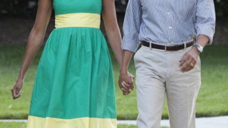 Барак и Мишел Обама на път към традиционния пикник с членовете на Конгреса пред Белия дом. В ежедневието си бившият американски президент предпочита по-спортни ризи и панталони. Много рядко обаче може да бъде сниман с дънки или 3/4 панталони.