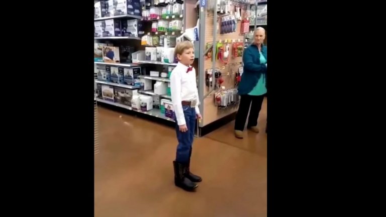 4. Mason Ramsey -  "Walmart Yodeling Kid"
Хлапе, което пее песента "Lovesick Blues" в магазин от веригата Walmart, е на четвърто място. Доказателство, че понякога интересното за масовия зрител съдържание е възможно най-семпло и универсално разбираемо. А благодарение на популярността на видеото от магазина, качено в YouTube, младият Мейсън Рамзи се сдоби и с договор със звукозаписна компания.