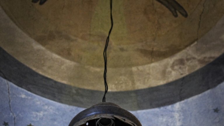 Гълъбът на надеждата е разперил крилете си над този полилей, но светлината в него отдавна е угаснала