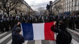 Страната бори огромен бюджетен дефицит и премиерът предложи драстични мерки