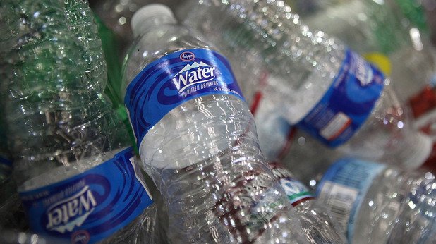 4. Пластмасови бутилкиЕжегодно се консумират около 50 млрд. бутилки вода, 30 млн от тях в САЩ. Близо 1500 бутилки за вода са се употребявали в секунда в САЩ през 2009. Около 17 млн. барела петрол се използват всяка година за производството на тези бутилки.
В САЩ нивото на рециклиране на т.нар. PET бутилки - направени от полиетиленов терефталат, е само 23% - което означава, че 80% от пластмасовите бутилки за вода се оказват в сметищата. А дори и всички да бяхме съвестни и да разделяхме отпадъците, не всички пластмасови бутилки, поставени в специалните контейнери, се рециклират, защото определени типове пластмаса могат да се рециклират само на определени места и в ограничени количества