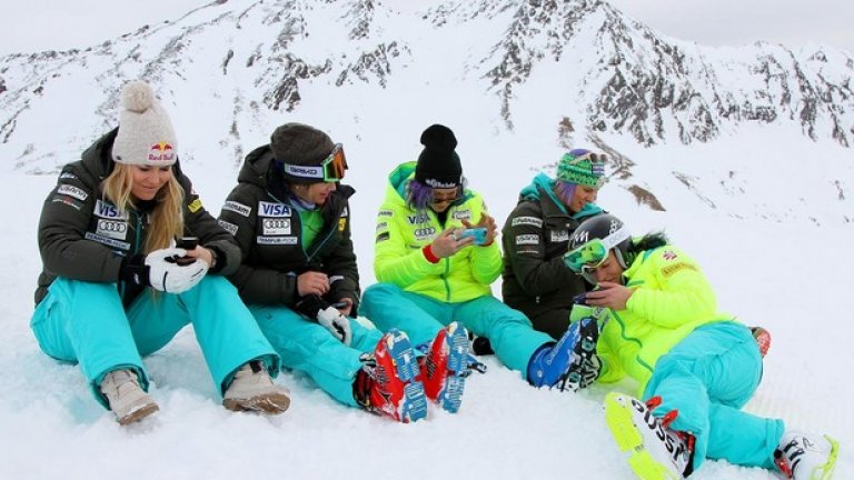 На кого пише Линдзи Вон? Звездата в ските и колежките и си почиват преди поредната тренировка в Зьолден, Австрия.