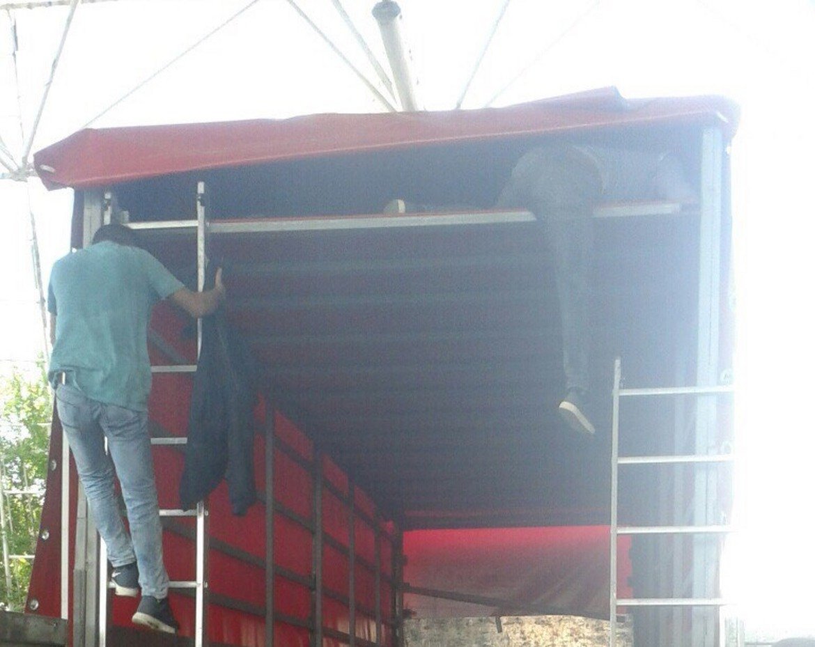 Заловиха 23 мигранти, скрити в тайник в камион