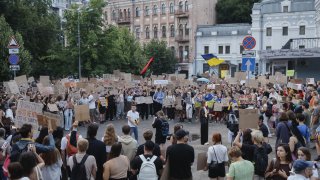 Според опонентите на мярката, това е първа стъпка към подкопаване на независимостта на службите