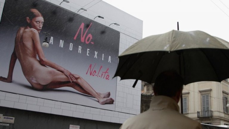 Миналата година от анорексия почина 28-годишната Изабел Каро, която говореше открито за проблемите на модната индустрия, свързани с анорексията. Въпреки това, на големите модни списания, в които Кейт Мос е била показвана безброй пъти, им отне повече от 15 години да предприемат някакво действие