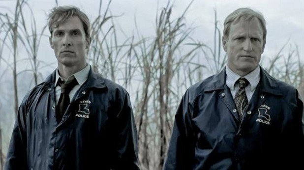 5. True Detective/Истински детектив

Матю Маконъхи и Уди Харелсън са в ролите на Ръст Коул и Мартин Харт – двама детективи от Луизиана, чиито съдби се преплитат, когато и двамата тръгват по следите на сериен убиец. Разследването започва със странно убийство през 1995 г., което остава неразгадано до 2012 г., когато двамата детективи подновяват случая. Мишел Монахън и в ролята на съпругата на Харт Маги, която се опитва да запази семейството си цяло, докато мъжете в живота си сблъскват все по-често с насилие и са напълно погълнати от собствените си драми.