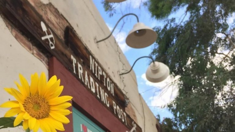 Пощата в градчето също носи духа на Дивия Запад