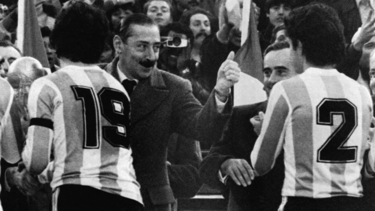 1978: Генерал Видела и световното в Аржентина
Световното първенство в Аржентина през 1978 г. заварва на власт в Буенос Айрес хунтата на генерал Хорхе Видела, свалила с преврат правителството две години по-рано. В хода на диктатурата изчезват 30 000 души, от които най-малко 6000 са официално екзекутирани. За останалите не се знае. Превръщат в затвор училището по морска механика, разположено точно до стадион „Монументал“. В световното първенство хунтата вижда шанс да измие окаляния си имидж, макар че в Европа се надигат гласове срещу кървавия режим. Някои сравняват мондиала с олимпийските игри на Хитлер и световното по футбол на Мусолини. 
Аржентина се промъква извън предварителната група след корупционна схема с Перу и победа 6:0, добре подплатена с хиляди долари и прецакала Бразилия. След финала с Холандия, спечелен 3:1 в продълженията, генерал Видела се бута да връчва купата на аржентинския капитан Даниел Пасарела. Възмутени, холандците отказват да участват в подобен евтин цирк и напускат церемонията като протест срещу диктатурата. Аржентинският треньор Луис Сезар Меноти още на разбора преди финала казва на своите играчи: „Ние сме народът, принадлежим към потиснатата класа. Ние сме единственото легитимно нещо в тази страна: футболът. Играем за народа, не за диктатурата, а за свободата“. Генерал Видела си получава заслуженото, той умира като военнопрестъпник в затвора през 2013 г.