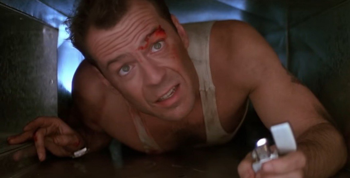 Джон Маклейн в "Умирай трудно"

Има слухове, че в едим момент е имало идея "Умирай трудно" (Die Hard, 1988 г.) да бъде продължение на филма "Командо" (1985 г.). Сценаристът отрича, но е факт, че Шварценегер е имал възможност да е в ролята на Джон Маклейн - упоритият полицай, който ще премине през ада, за да стигне до жена си. 

Арнолд обаче иска да опита нещо различно и вместо това се насочва към комедията Twins. След това ролята е отказана от още няколко други по-опитни звезди и накрая отива в ръцете на Брус Уилис, за което той трябва да е наистина благодарен. 