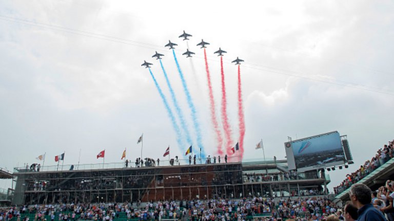 Самолети изобразиха флага на Франция преди началото на финала