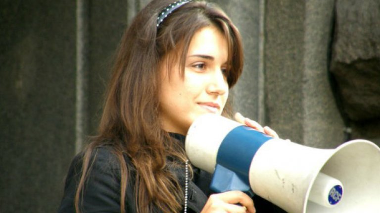 ВЕРОНИКА ДЕЛИБАЛТОВА
Свежата кръв във вените на Столетницата. 26-годишната юристка преизпълни петилетката за отрицателно време. Ако се чудите откъде ви е позната - тя беше «червената» контра на Ранобудните студенти по време на окупацията на Софийския университет, когато с мегафон в ръка настояваше: „Освободете Ректората!" От миналата седмица е член на ИБ на БСП - неосъществената мечта на стотици леви апаратчици. С горещо сърце и чисти (все още) ръце. И вечно задължена на Станишев, който й даде ключовете за «Позитано» 20. За лоялност - 50%.