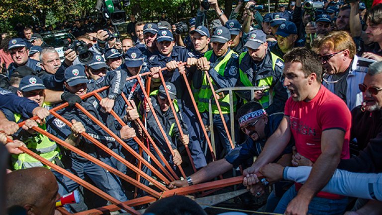 България май е най-вече на три кюфтета и три ракии, между които се водят безутешни политически спорове
