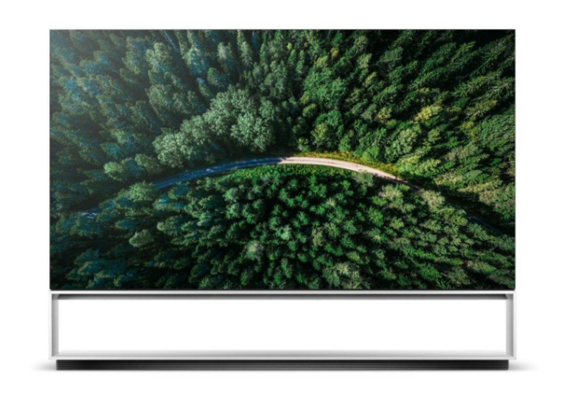 LG 8K OLED TV

Голямо, по-голямо, още по-голямо - това е бъдещето на телевизорите. LG показа новия си 8K 88-инчов OLED екран с технологията Crystal Sound, която вгражда аудиосистемата директно в панела. Самият екран действа като мембрана, която разпространява звука в помещението по естествен начин, без да имате нужда от допълнителни колони. 
